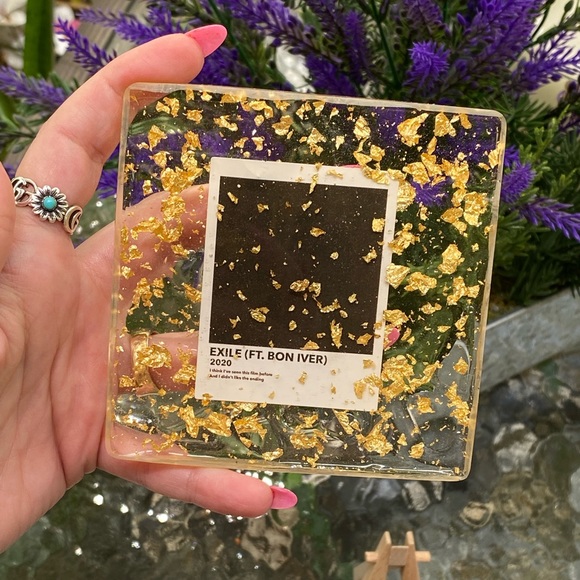 Taylor Swift Exile with Gold Flakes Resin Display Art & Mini Easel - Picture 5 of 14